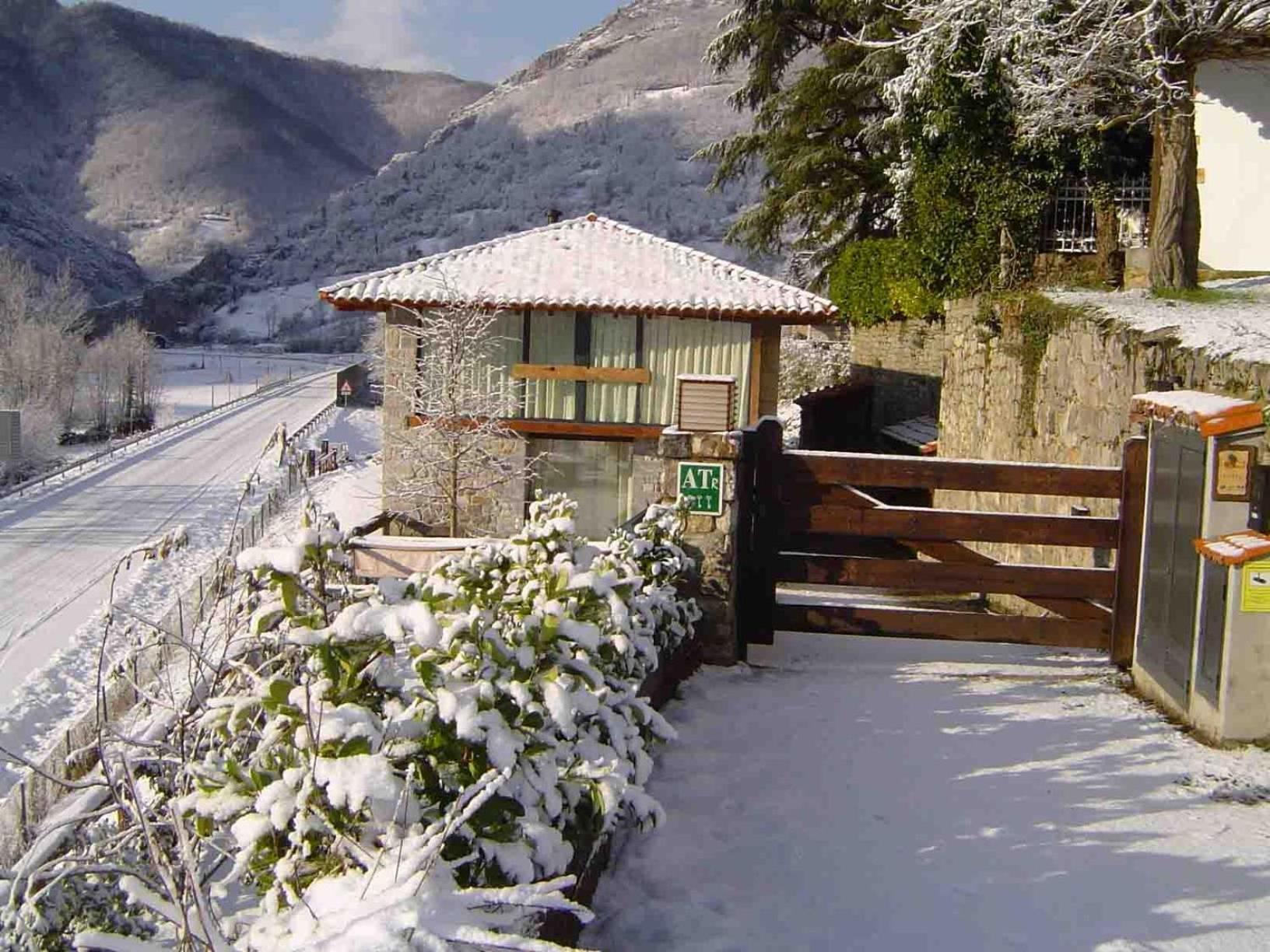 Apartamentos Rurales El Lleron Caso Екстер'єр фото